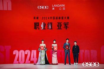 人们在看台上的人演出
低可信度描述已自动生成