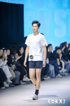 图片包含 人, 路, 院子, 球拍
描述已自动生成