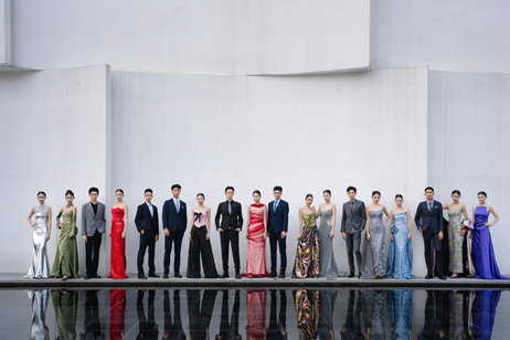 一群人站在一起
描述已自动生成