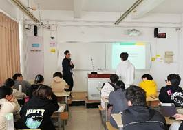 会议室里的人们
描述已自动生成