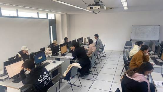 人们在看台上的人在房间里
中度可信度描述已自动生成